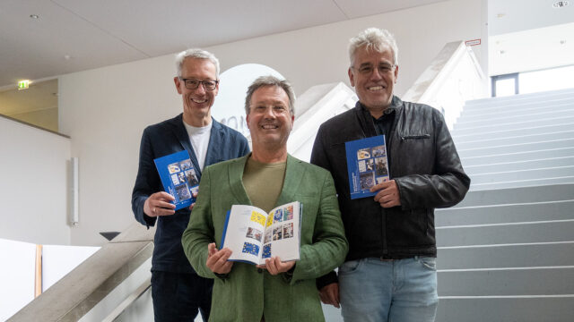 Jakob Maser, Paul Bičište und Thilo Harth präsentieren als Herausgeber die Dokumentation "Botschafter*innen für Demokratie – Kampagne für die Europawahl 2024" an der Münster School of Design